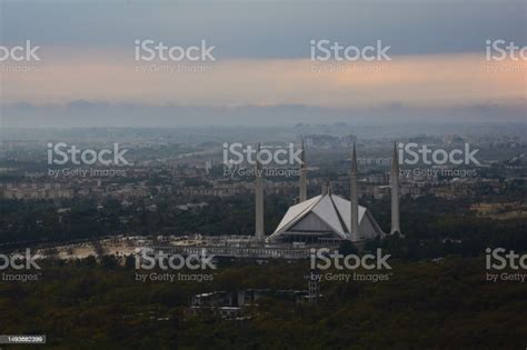  Faisal Mosque – En majestätisk oas i hjärtat av Islamabad!