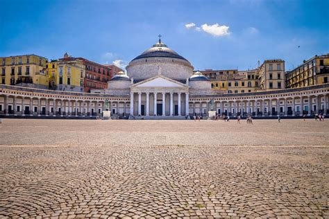 Piazza del Plebiscito: En historisk mötesplats med maffig arkitektur!