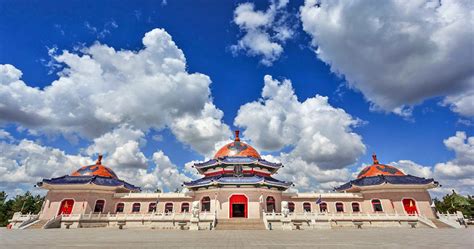 Genghis Khan Mausoleum: En hyllning till Mongoliets största härskare och ett arkitektoniskt mästerverk!