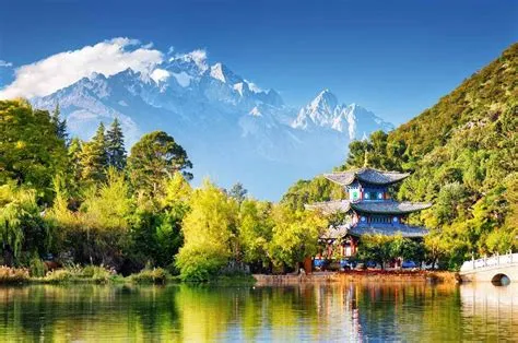 Jade Dragon Snow Mountain: Den majestätiska toppen som berör själen och den snötäckta platsen där molnen dansar!