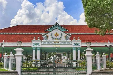  Yogyakarta's Keraton: Unveiling the Grandeur of a Javanese Palace!